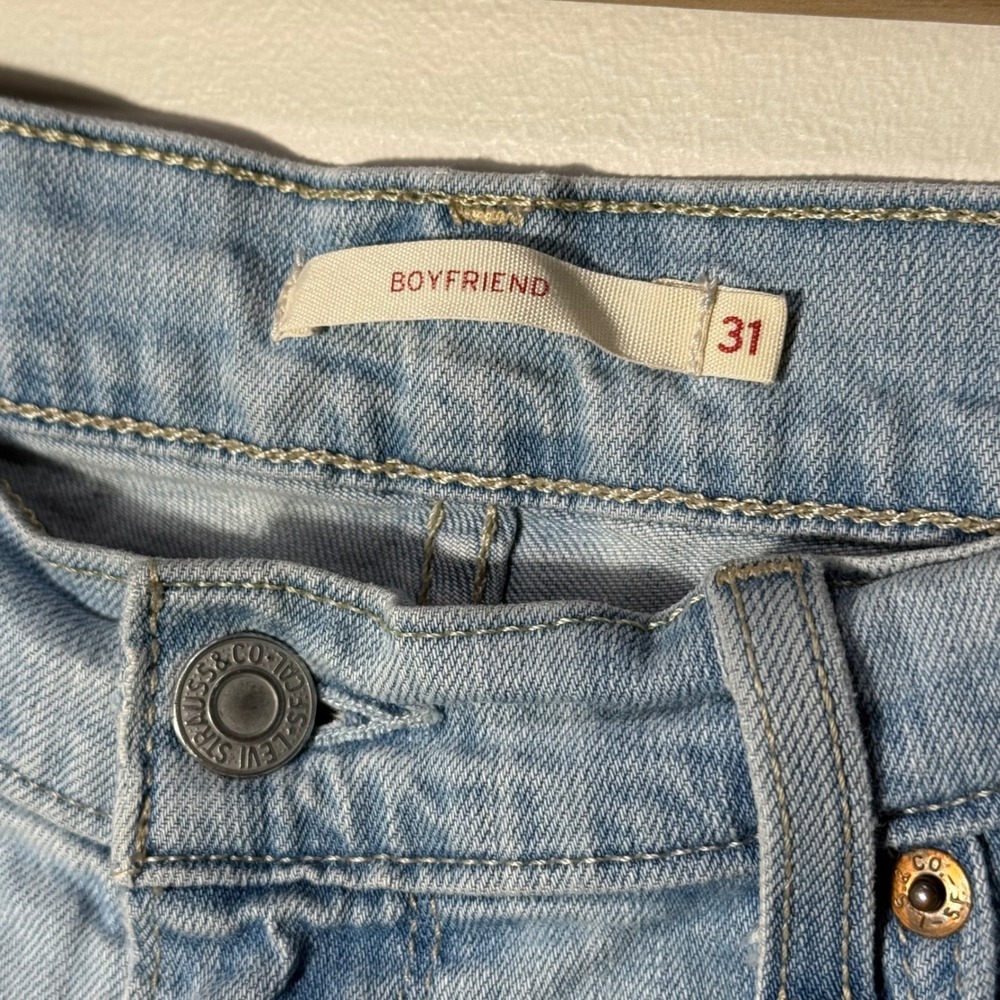 Levis Boyfriend Jeans Light Wash Distressed Blue Denim Size 31 CW-3815 - Picture 2 of 10